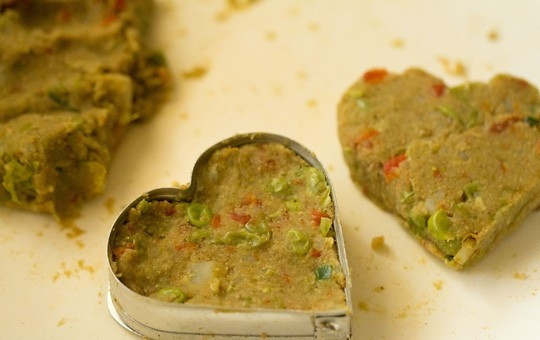 1. Этап. Веганские котлеты: 9. Из овощного фарша сформируйте котлетки. Можно использовать для этого формочки для печенья, например.