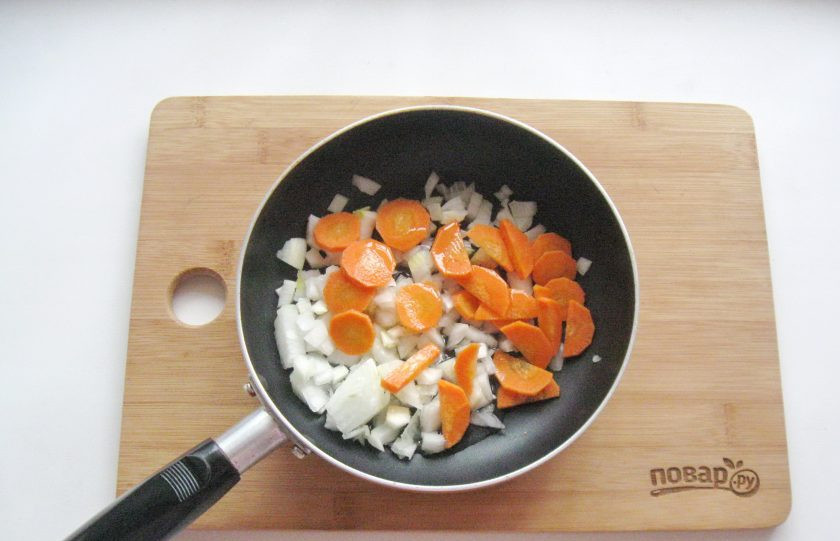 1. Этап. Рассольник с индейкой: Морковь и лук мелко нарежьте и выложите в сковороду с подсолнечным маслом. Припустите овощи на небольшом огне 7-8 минут.