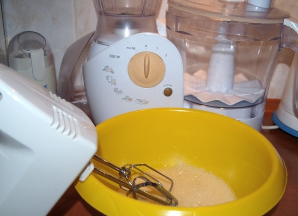 1. Этап. Печенье Грибочки в формочке: Взбейте яйца.