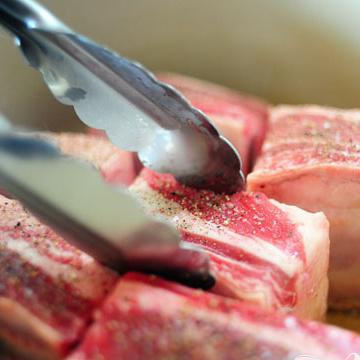 1. Этап. Рёбрышки в томатном соусе: Обжарьте рёбрышки до коричневатого цвета.