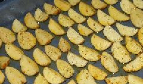 1. Этап. Картофель дольками в духовке: Картофель посыпать специями с сыром и выложить на противень, смазанный маслом.