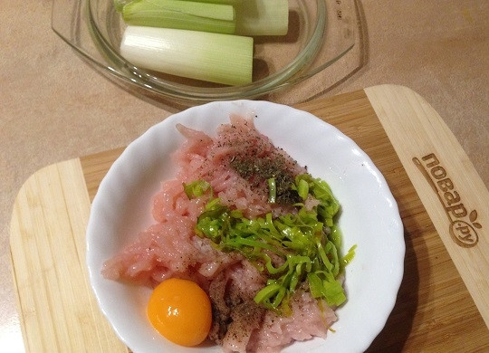 1. Этап. Каннелони из лука-порея: 5. Подготовим начинку: смешаем куриный фарш, яйцо, обжаренный лук. По вкусу солим, перчим и добавим сушеный базилик.