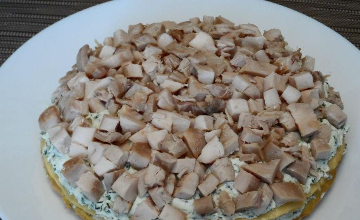 1. Этап. Белковый торт с куриной грудкой: В тарелку положите омлет, который смажьте слоем крема из творога и кефира. На него выложите слой отварной курицы. Затем накройте еще одним омлетом. Повторите процедуру дважды.