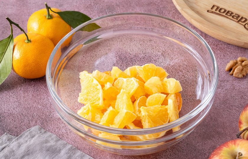 1. Этап. Салат с яблоком, апельсином и мандарином: Апельсин тоже очистите от кожуры, затем нарежьте кубиками или ломтиками среднего размера.