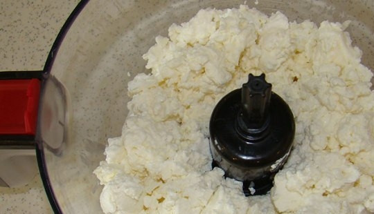 1. Этап. Творожный торт с желе и фруктами: Творог измельчаем блендером или прокручиваем через мясорубку.