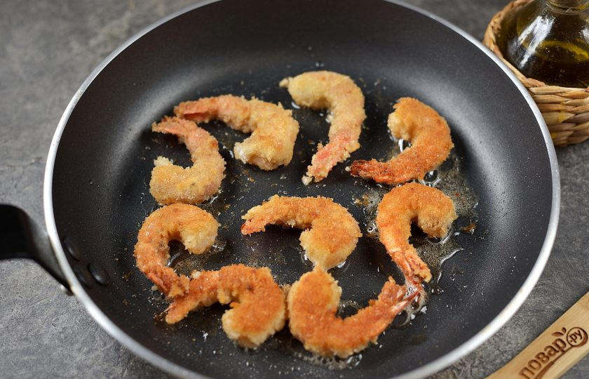 1. Этап. Креветки в панировке на сковороде: Обжарьте креветки в разогретой сковороде в небольшом количестве растительного масла около минуты с каждой стороны.