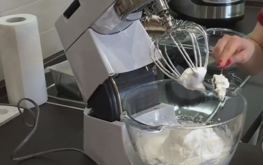 1. Этап. Домашние глазированные сырки: 3. 4 белка взбейте в густую пену. После этого добавьте ваниль и частями вводите сахар, не выключая миксер. Взбивайте до тех пор, пока сахар полностью не растворится.