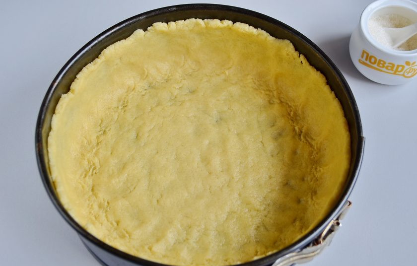 1. Этап. Ванильный сметанник: 5. Распределите тесто по форме, сформируйте высокие бортики. Если размер формы 17-18 см, то высота бортика — 6-7 см, если диаметр 22 см, то высота бортика — около 5 см.
