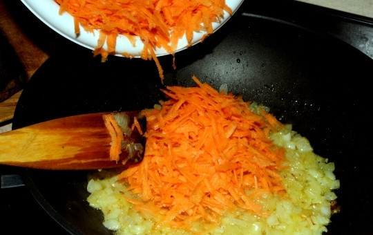 1. Этап. Печеночные оладьи из свиной печени: Очищаем лук и морковь. Берем одну луковицу и одну морковку, нарезаем лук мелко, а морковку трем на крупной терке. Отправляем на горячую сковородку с растительным маслом и немного пассируем. Добавим немножко соли и перца.