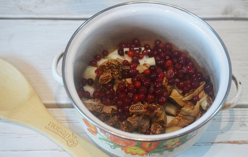 1. Этап. Варенье с клюквой, грушей и инжиром: 3. Сложите все в кастрюльку, добавьте клюкву.