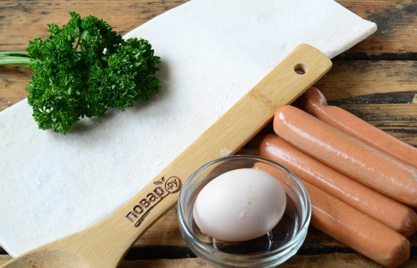 1. Этап. Сосиски в тесте на палочке Твистер: Подготовьте все необходимые ингредиенты. Тесто заранее разморозьте, чтобы с ним легко было работать. Размораживать советую на присыпанной мукой рабочей поверхности.