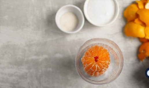 1. Этап. Мандарины в желе «Радость новогодняя»: 2. Обрежьте горлышко пластиковой бутылки и поставьте в нее пирамидку из мандаринов. Вот и вторая моя ошибка : объем бутылки подберите тщательнее, мандарины должны стоять не слишком свободно. Соки в поллитровках или литровках пластиковых должны лучше подойти.