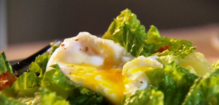 1. Этап. Салат с беконом и яйцом: 4. Сверху нашего салата выкладываем обжаренные лук с беконом, сверху лука с беконом – сваренные яйца. Салатик готов! Приятного аппетита!