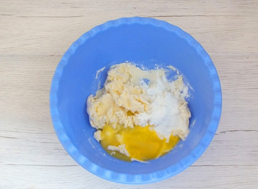 1. Этап. Булочки Даллас: К масляной массе добавьте яичный желток, крахмал. Перемешайте.