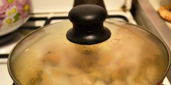 1. Этап. Кальмары, тушенные с шампиньонами: Тушите блюдо под крышкой в течение трёх минут. Выключите огонь, перемешайте и оставьте на 1 минуту настояться под крышкой.