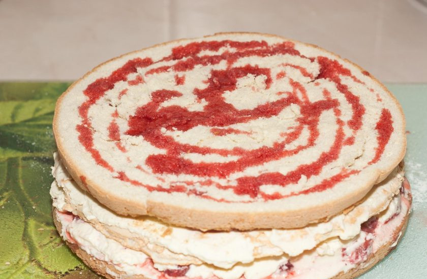 1. Этап. Торт с кремом из сливок: Затем снова сливки и бисквит с сиропом.