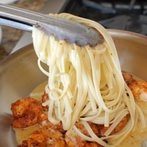 1. Этап. Паста с жареными креветками и лимонно-чесночным маслом: Добавляем отваренную до готовности пасту.