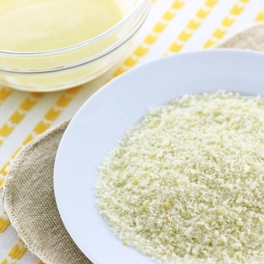 1. Этап. Бананы в темпуре: Сперва подготовим все необходимые ингредиенты. Бананы очистим и разрежем сначала поперек пополам, а затем вдоль пополам. Подготовим кляр и сухари.