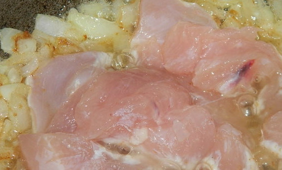 1. Этап. Гуляш куриный: 3. Добавьте немного воды. Тушите филе вместе с луком примерно минут 5, пока оно не поменяет цвет.