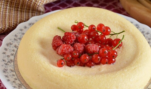 1. Этап. Творожный пудинг в микроволновке: Готовьте пудинг в микроволновке 6,5 минут на мощности 640 Ватт. Подавайте десерт в остывшем виде.