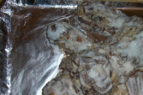 1. Этап. Бисквитный детский торт: Теперь размоченными кусочками коржей сформируйте собачку. Кружочки бананов выкладывайте вперемежку с бисквитными кубиками. Благодаря сметанному крему торт будет хорошо держать форму, так как он прекрасно скрепляет все ингредиенты между собой.