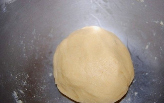1. Этап. Простое печенье на 14 февраля: 3. Быстро замесите однородное и гладкое тесто. Оберните его в пищевую пленку и положите в холодильник минимум на полчаса.