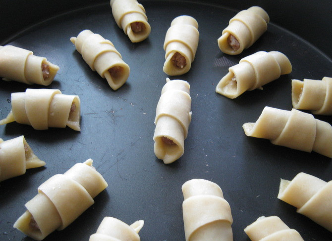 1. Этап. Мутаки с орехами: Заворачиваем тесто в трубочки, расставляем на противне.