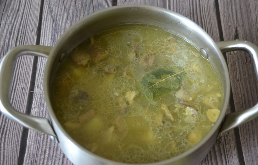 1. Этап. Суп из сыроежек: Минут за 5 до окончания варки верните в суп куриное мясо, добавьте лавровый лист.