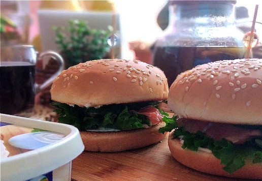 1. Этап. Бургер с лососем и сливочным сыром: Подаём.