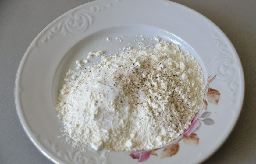 1. Этап. Терпуг, жареный на сковороде: В муку добавьте щепотку соли и черного молотого перца, перемешайте.