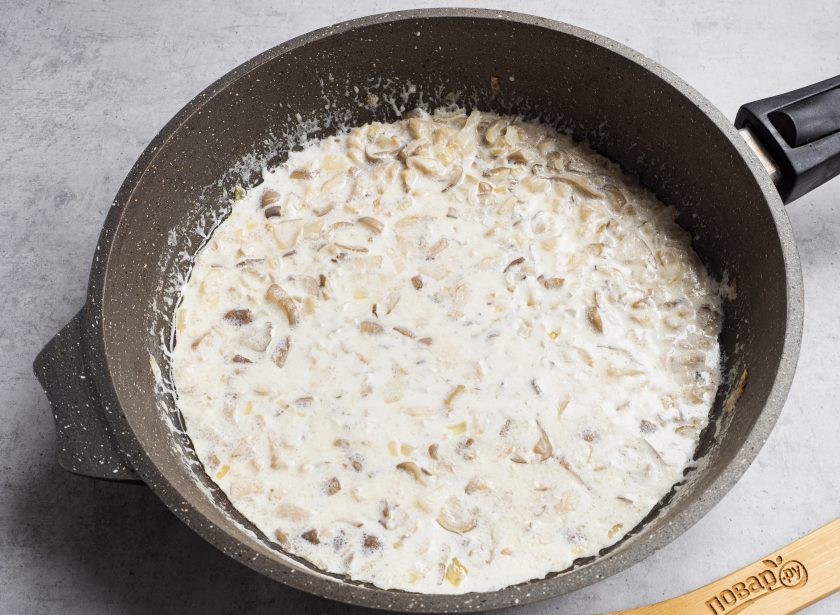 1. Этап. Гречка в сливочном соусе: После закипания убавьте огонь и тушите под крышкой 5-7 минут.