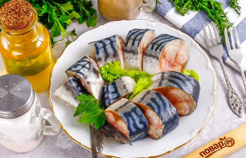 1. Этап. Засолка скумбрии в домашних условиях: Спустя указанное время рыба будет готова! Извлеките ее из рассола, нарежьте порционными кусочками и подайте к столу, сбрызнув растительным маслом.