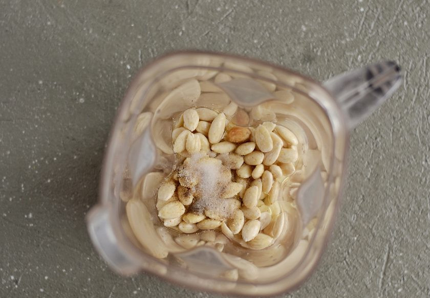 1. Этап. Миндальный сыр: Измельчите в блендере все ингредиенты.