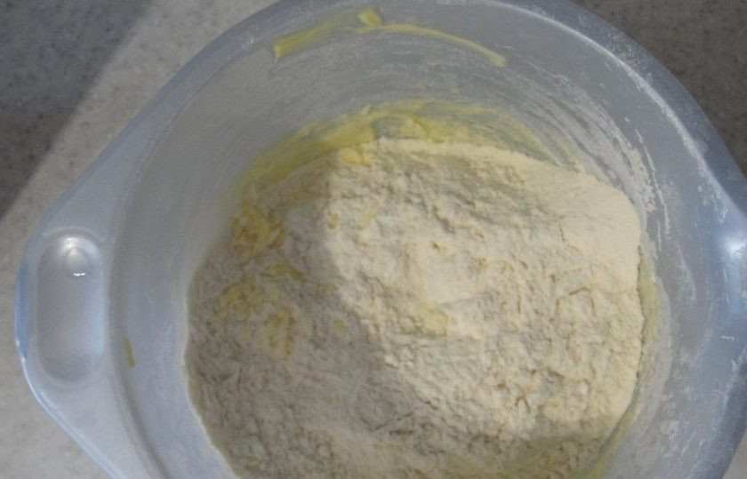 1. Этап. Быстрый рецепт домашнего печенья: Затем просейте муку, крахмал и разрыхлитель.