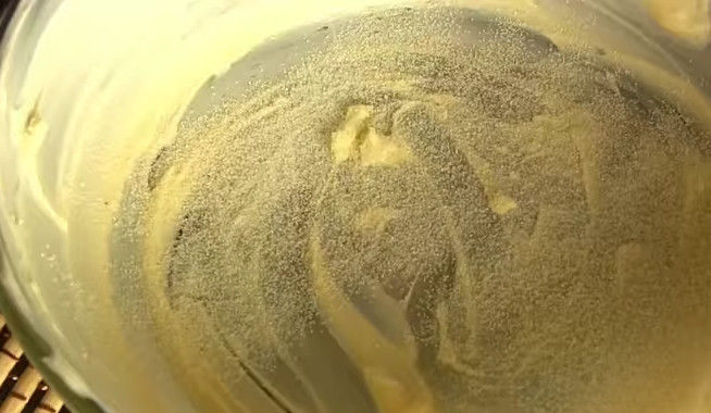 1. Этап. Гречневик с творогом: 4. Форму для выпечки смажьте сливочным маслом и присыпьте манной крупой.