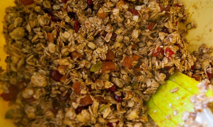 1. Этап. Гранола диетическая: В овсяную смесь влейте сладкую массу. Тщательно всё перемешайте.