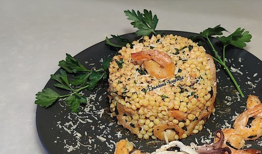 1. Этап. Птитим с креветками: Выложить на блюдо для подачи. Посыпать тёртым сыром. Украсить по своему вкусу. Приятного аппетита!