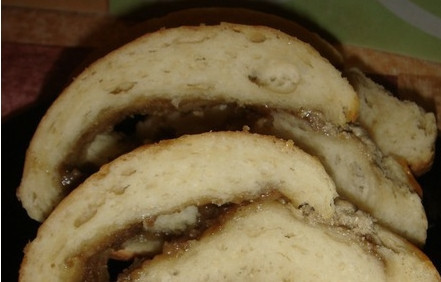 1. Этап. Рулет с халвой: 4. А вот такой получается готовый рулет. Приятного аппетита!