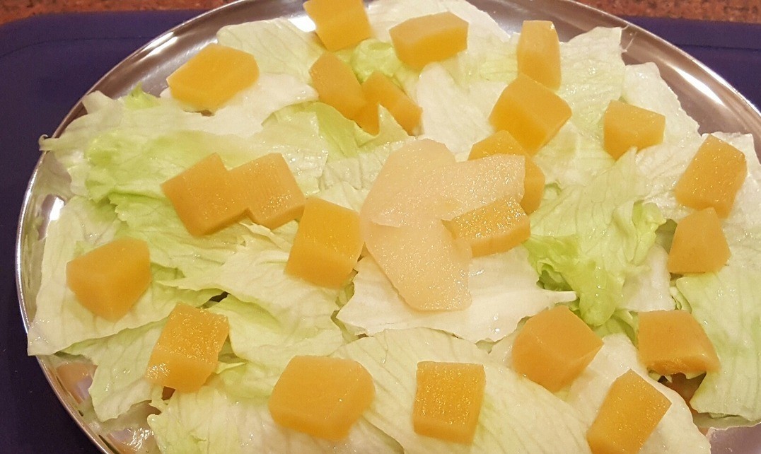 1. Stage. Salad for romance Sunshine: If necessary, cut the pickled pumpkin into smaller pieces and place on the lettuce leaves.