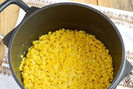 1. Stage. Pea porridge: When the water boils as in the photo, then add water again with just one finger. Salt to taste and cook for another 20-30 minutes or until peas are fully cooked. If the water has evaporated, and the peas are still hard then add a little more water and cook until it becomes soft.