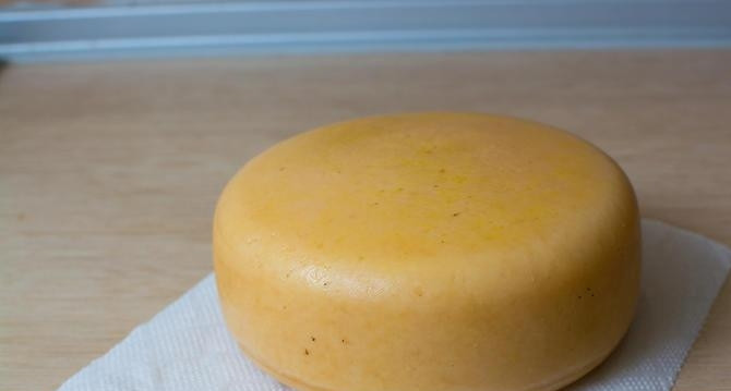 1. Этап. Сыр Маасдам: Спустя это время сыр в контейнере поставьте в помещение с температурой 20-25 градусов, а влажностью 80-85%. Пусть стоит ещё 3 недели.