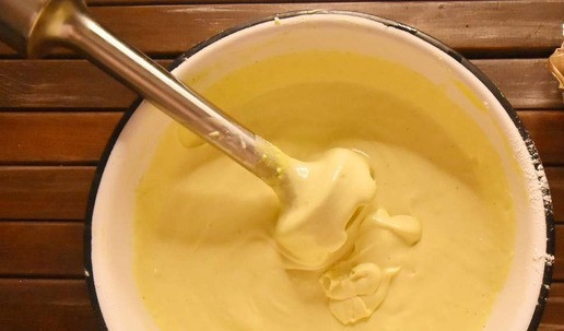 1. Этап. Чизкейк с шоколадным печеньем: Для начинки взбиваю погружным блендером пастообразный творог, творожный сливочный сыр Hochland, муку, сахар, яйца, ванильный сахар и начинку из под печенья. Масса должна получиться однородной кремовой консистенции.