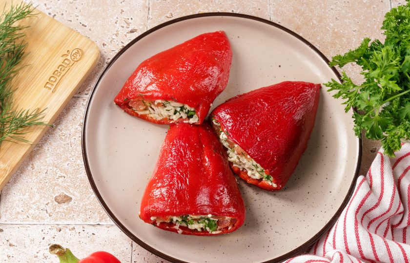 1. Этап. Жареный болгарский перец с сыром: Наполните перцы начинкой, не очень плотно, чтобы она не вытекала при обжаривании. Слегка прижмите перцы ладонью.