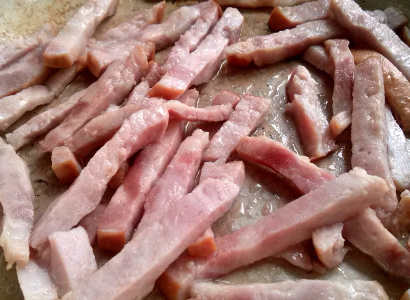 1. Этап. Паста с ветчиной: Слегка обжарьте ветчину на горячей сковороде с маслом.