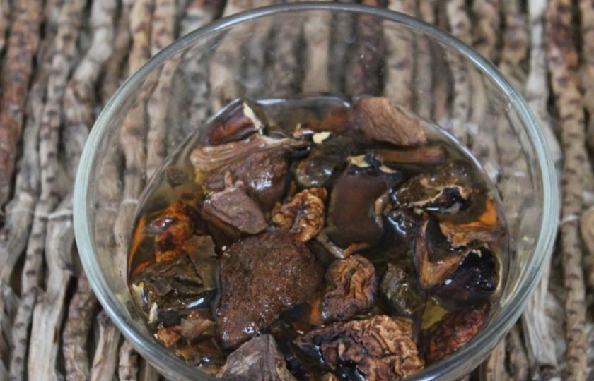 1. Этап. Винегрет с грибами и фасолью: Сухие грибы заливаем водой. Затем нарезаем кусочками и тушим минут 10.