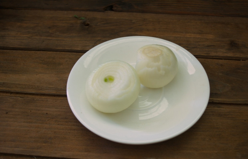 1. Этап. Куриные котлеты со сметаной: Репчатый лук нарезать на кубики, очень мелко.