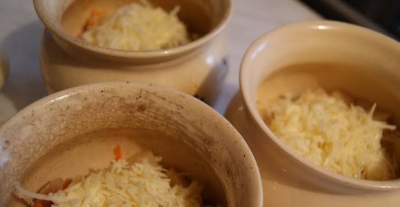 1. Этап. Индейка с картошкой в горшочке: Заливаем водой и сверху посыпаем тертым сыром.