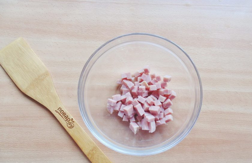 1. Этап. Салат с бужениной и грибами: Буженину нарежьте небольшими кубиками и выложите в салатник.