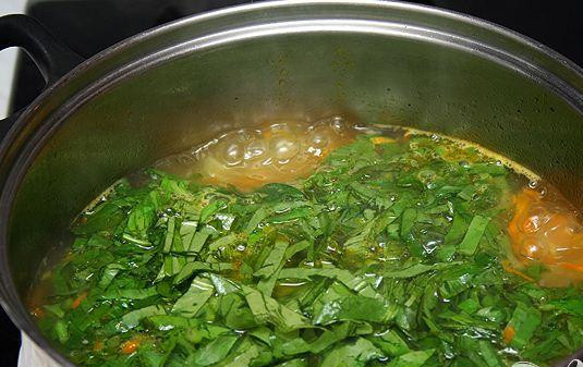 1. Этап. Зеленые щи: 5. Когда картофель станет мягким, добавить в бульон щавель. Постепенно тонкой струйкой влить сливочно-яичную смесь. Выключить огонь и слегка остудить щи. Разлить и по тарелкам, добавив в каждую кусок говядины и ложку сметаны. При желании щи можно украсить разрезанным на 4 части вареным яйцом.