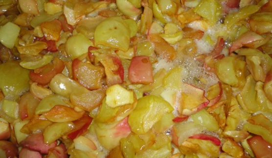 1. Этап. Варенье из яблок кусочками: Тщательно промойте яблоки, затем обсушите, чтобы не было лишней влаги. Порежьте яблоки дольками, удалив сердцевину. Пересыпаем яблочки с сахаром в кастрюлю, в которой будете варить варенье. Оставляем на ночь, чтобы выделился сироп. Утром варенье следует прокипятить 5 минут.